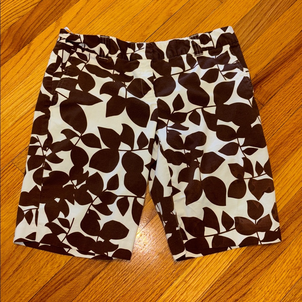 Izod Women's Golf Shorts - Size 8 - Brown & White Leaf Print